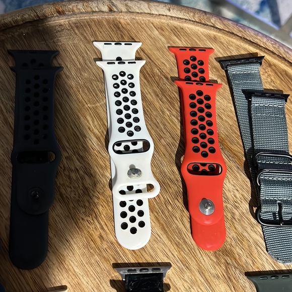 9 Left - Assorted Watchbands for the Apple Watch - Picture 4 of 7